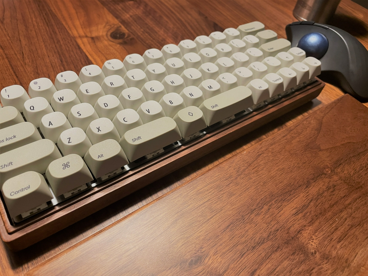 キーボードを中心としたデスク画像